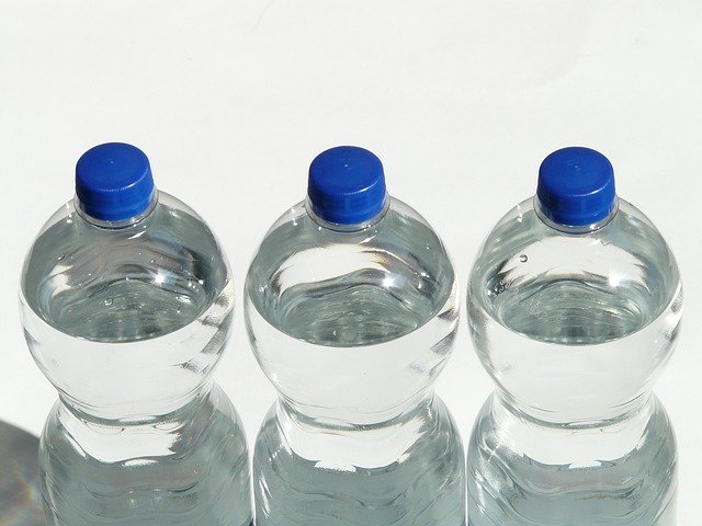 plastové láhve s vodou