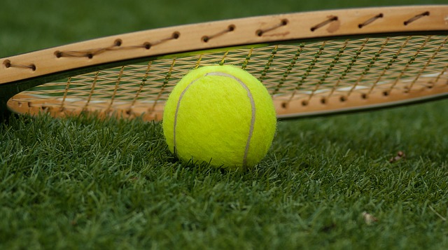 tenisová raketa a míček